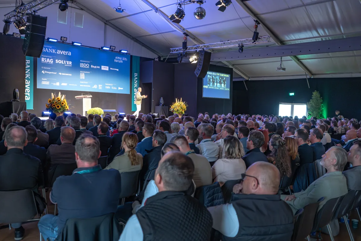 Sie brauchten ihr Kommen nicht zu bereuen. 14 KMU-Forum an der ZOM in Wetzikon. Man sieht Menschen in einem grossen Eventzelt.